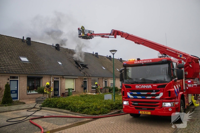 Brandweer sloopt dak om vlammen te doven