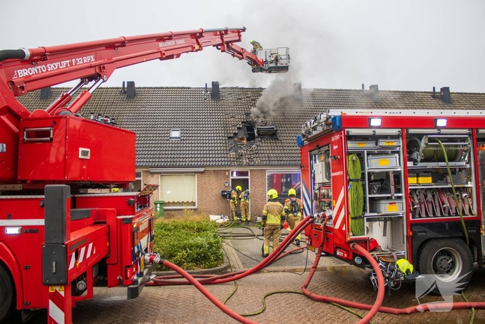 Brandweer sloopt dak om vlammen te doven