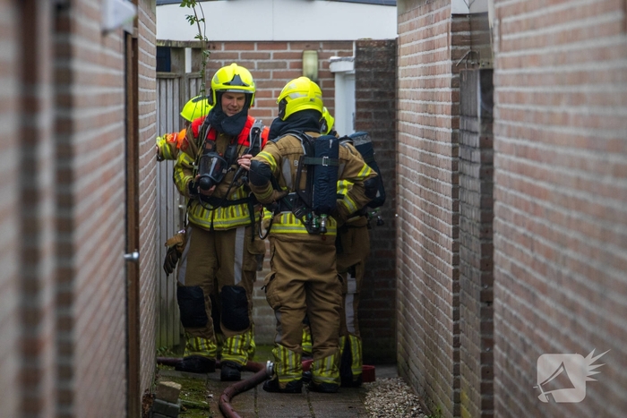Brandweer sloopt dak om vlammen te doven