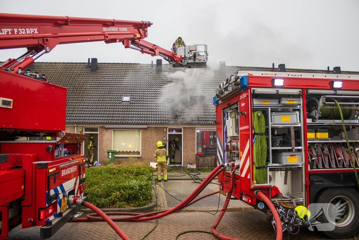 Brandweer sloopt dak om vlammen te doven