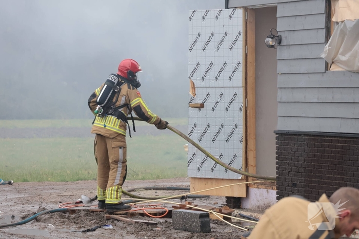 Brand op dak van woning tijdens bouw