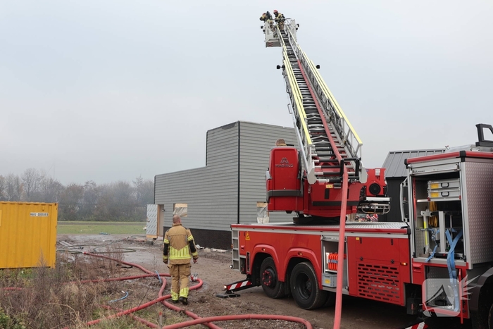 Brand op dak van woning tijdens bouw