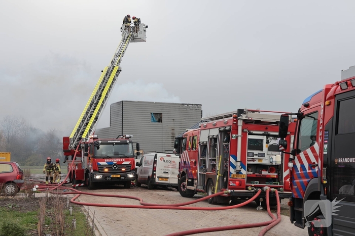 Brand op dak van woning tijdens bouw