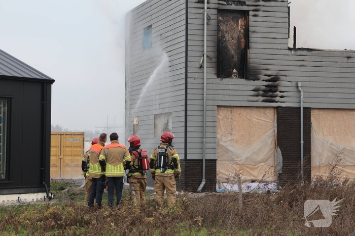Brand op dak van woning tijdens bouw