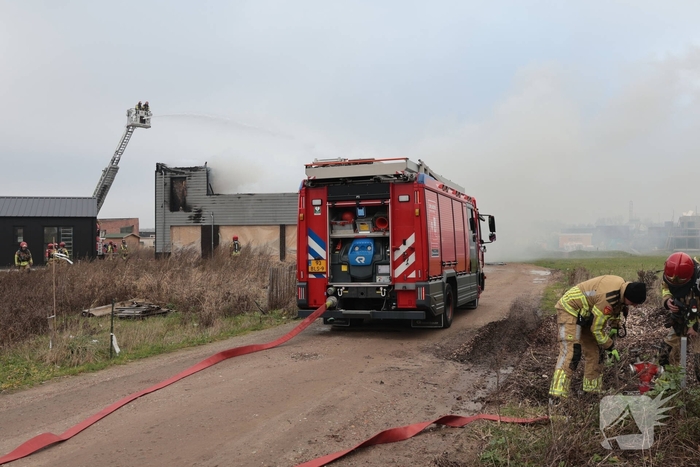 Brand op dak van woning tijdens bouw