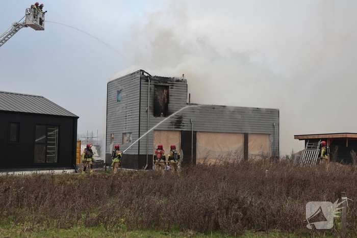 Brand op dak van woning tijdens bouw