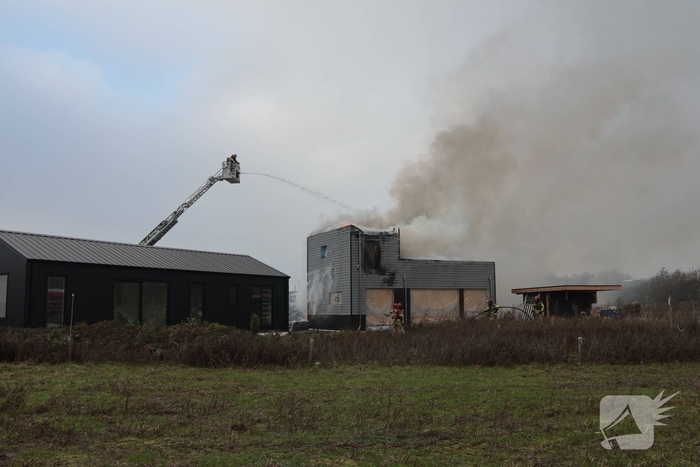 Brand op dak van woning tijdens bouw