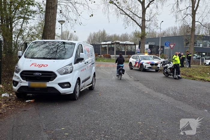 Scooter en bestelbus botsen op elkaar