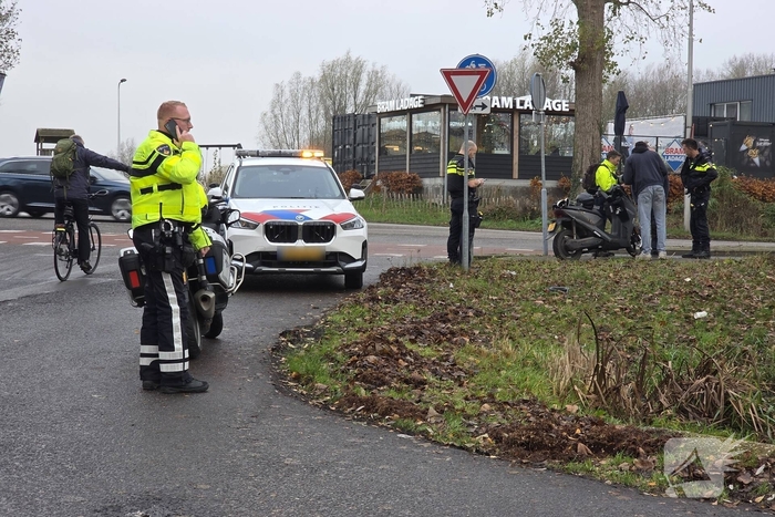 Scooter en bestelbus botsen op elkaar