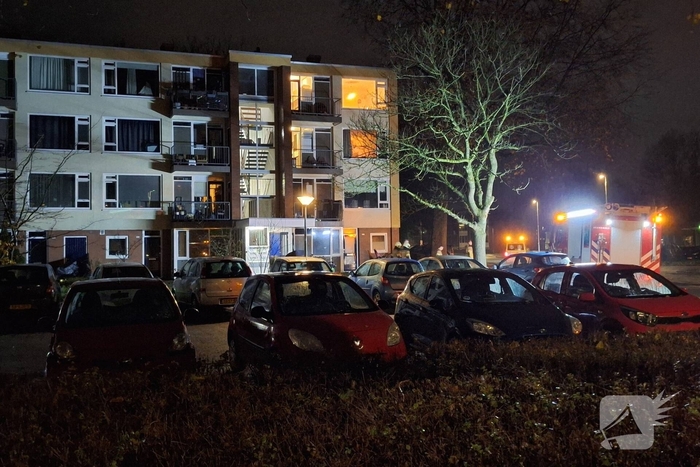 Ambulanceverpleegkundige controleert slachtoffer na brand
