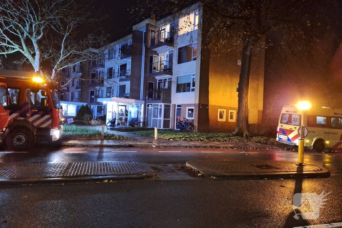 Ambulanceverpleegkundige controleert slachtoffer na brand