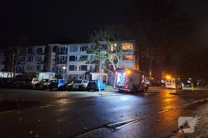 Ambulanceverpleegkundige controleert slachtoffer na brand