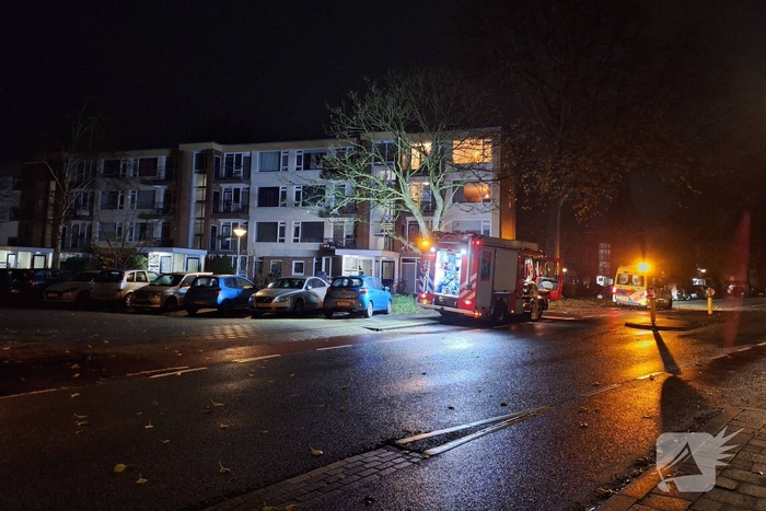 Ambulanceverpleegkundige controleert slachtoffer na brand