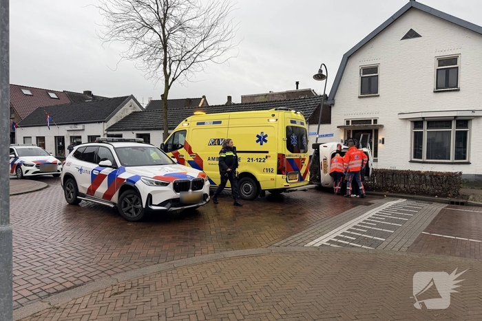 Auto belandt op kant na ongeval