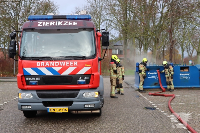 Brandweer dooft brand in papiercontainer