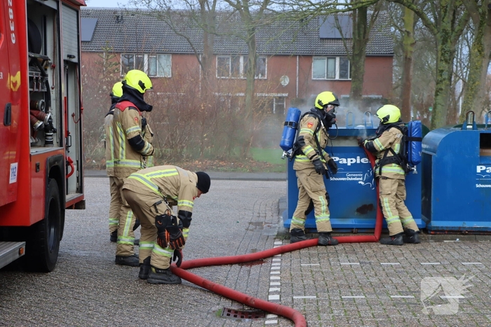 Brandweer dooft brand in papiercontainer