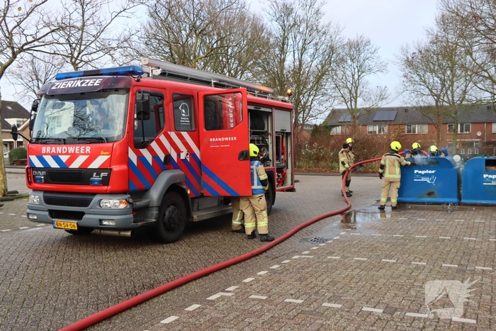 Brandweer dooft brand in papiercontainer