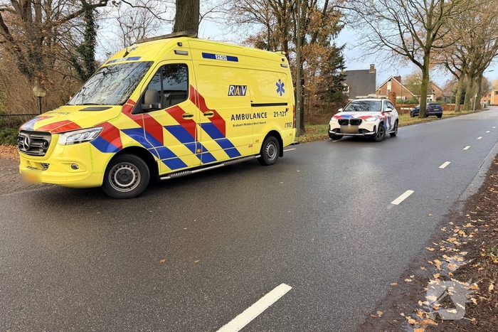 Auto belandt op kop in sloot na ongeval