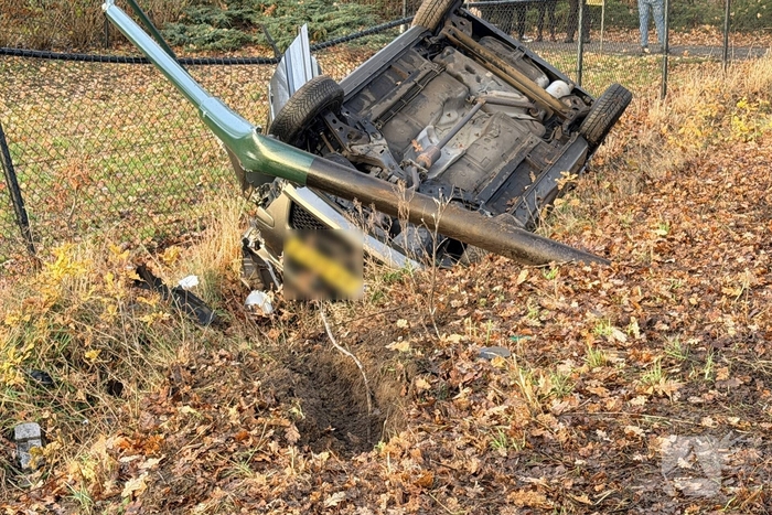 Auto belandt op kop in sloot na ongeval