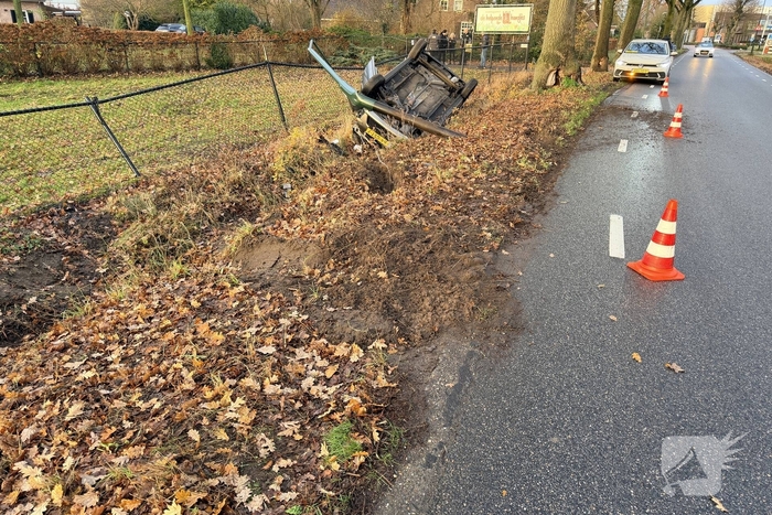 Auto belandt op kop in sloot na ongeval