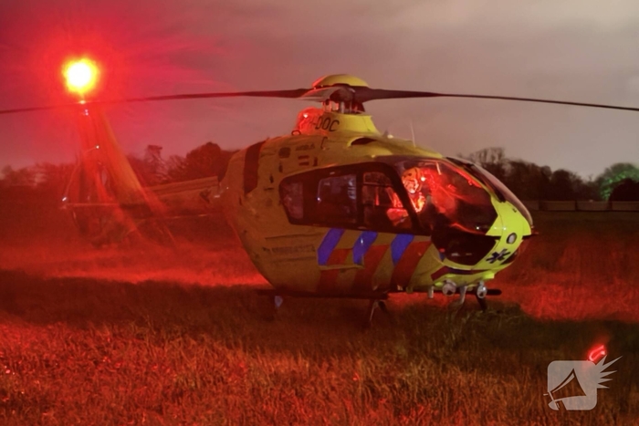 Zwaargewonde na ongeval achter woning