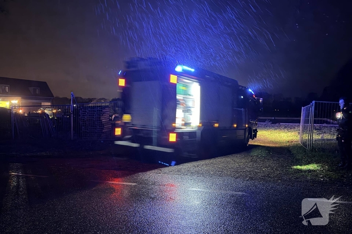 Zwaargewonde na ongeval achter woning