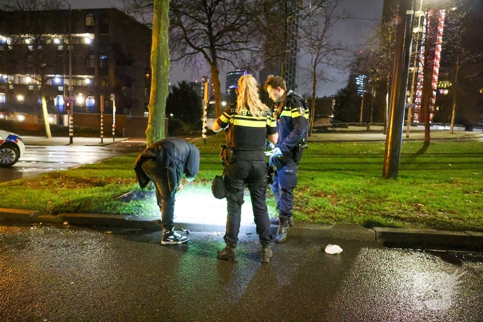 Fietser vliegt door rood bij Pompenburg en verliest tanden na harde botsing