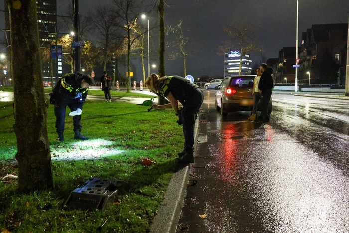 Fietser vliegt door rood bij Pompenburg en verliest tanden na harde botsing