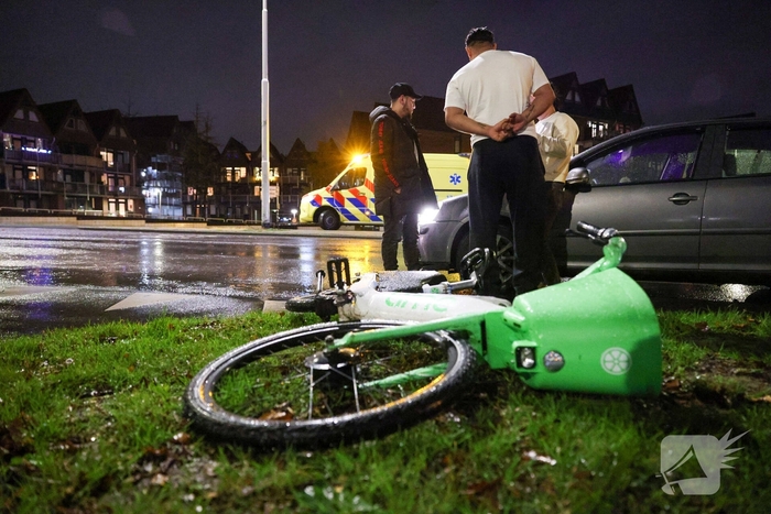 Fietser vliegt door rood bij Pompenburg en verliest tanden na harde botsing