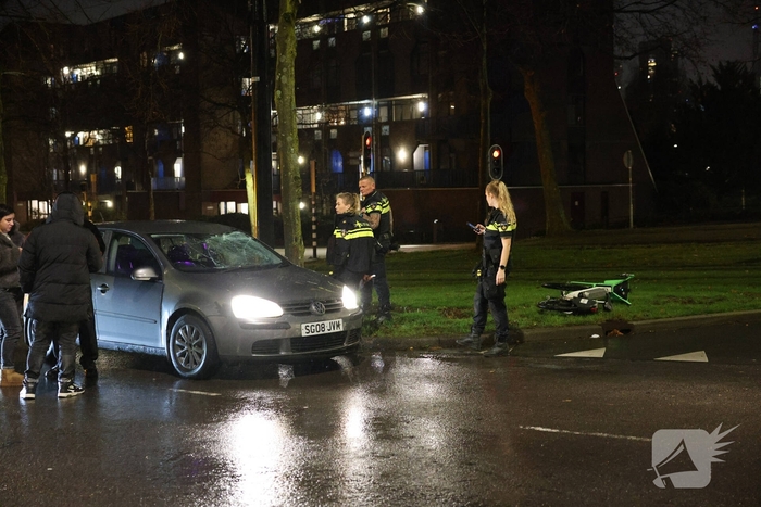 Fietser vliegt door rood bij Pompenburg en verliest tanden na harde botsing