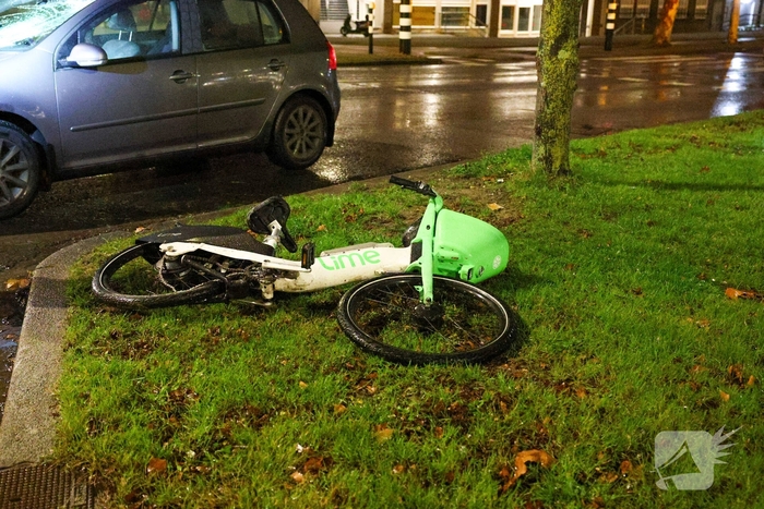 Fietser vliegt door rood bij Pompenburg en verliest tanden na harde botsing