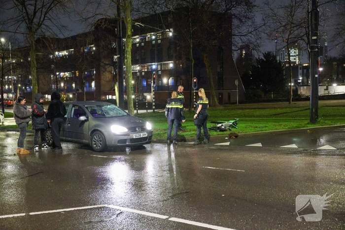 Fietser vliegt door rood bij Pompenburg en verliest tanden na harde botsing