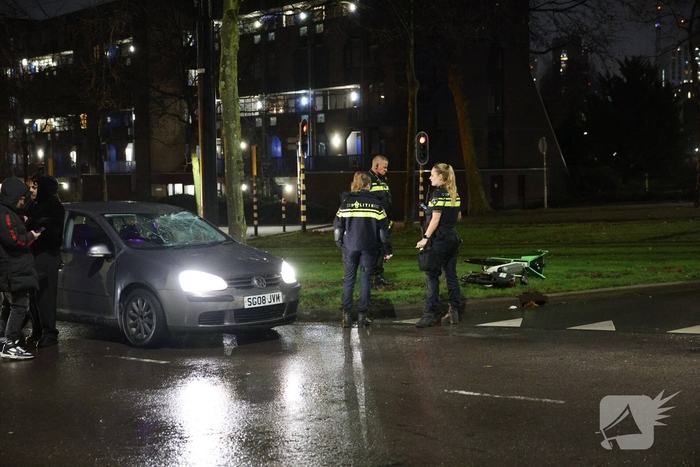 Fietser vliegt door rood bij Pompenburg en verliest tanden na harde botsing