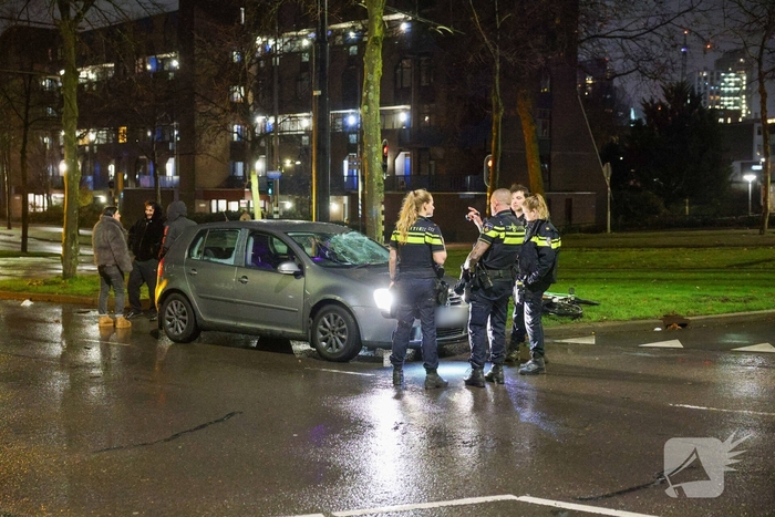Fietser vliegt door rood bij Pompenburg en verliest tanden na harde botsing