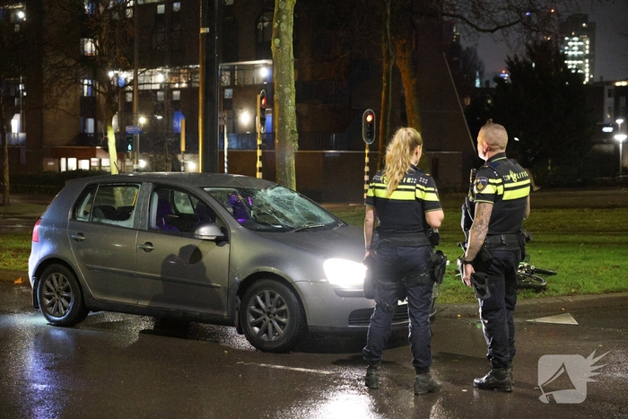 Fietser vliegt door rood bij Pompenburg en verliest tanden na harde botsing