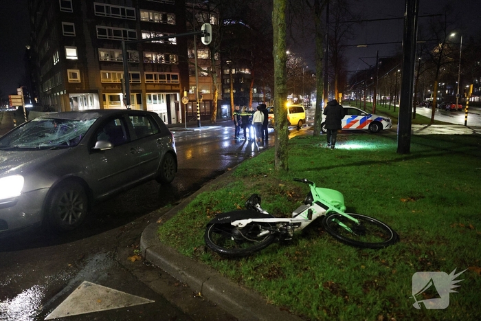 Fietser vliegt door rood bij Pompenburg en verliest tanden na harde botsing