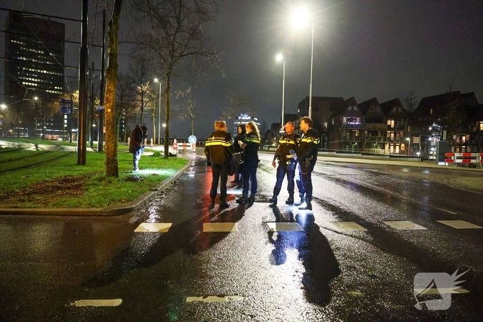 Fietser vliegt door rood bij Pompenburg en verliest tanden na harde botsing