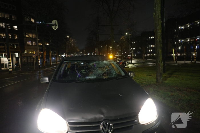 Fietser vliegt door rood bij Pompenburg en verliest tanden na harde botsing