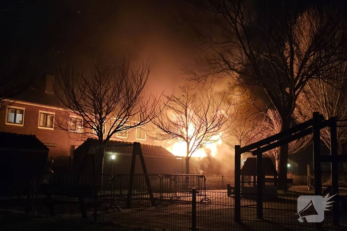 Brandweer bestrijdt brand in 3 schuren