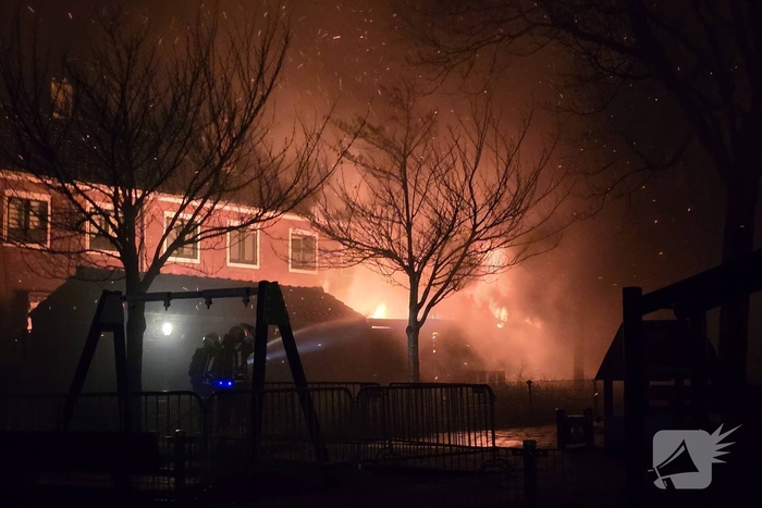 Brandweer bestrijdt brand in 3 schuren