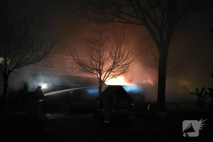 Brandweer bestrijdt brand in 3 schuren