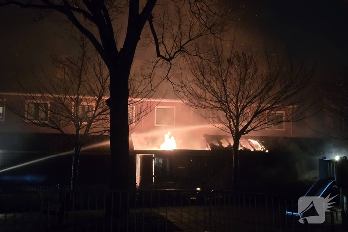 Brandweer bestrijdt brand in 3 schuren