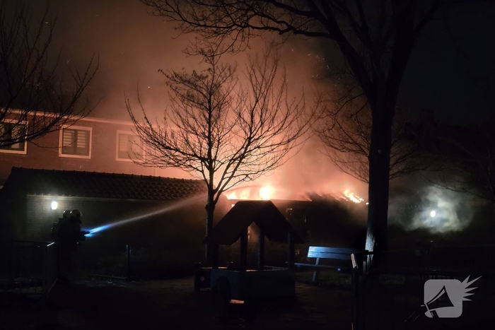 Brandweer bestrijdt brand in 3 schuren