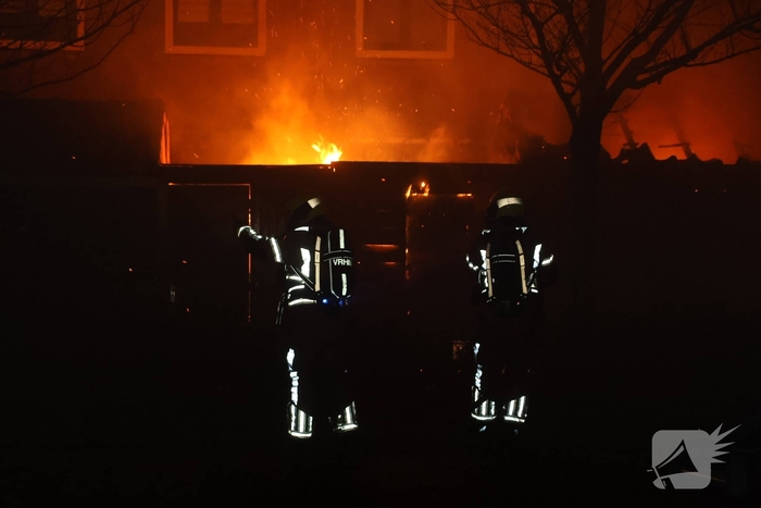 Brandweer bestrijdt brand in 3 schuren