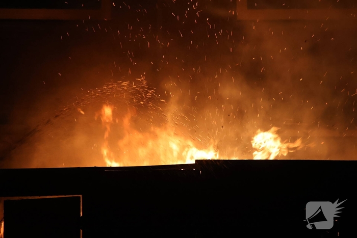 Brandweer bestrijdt brand in 3 schuren