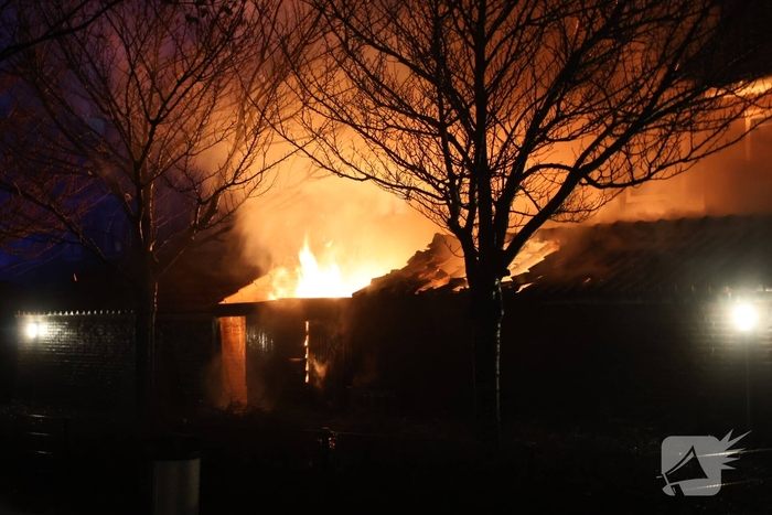 Brandweer bestrijdt brand in 3 schuren