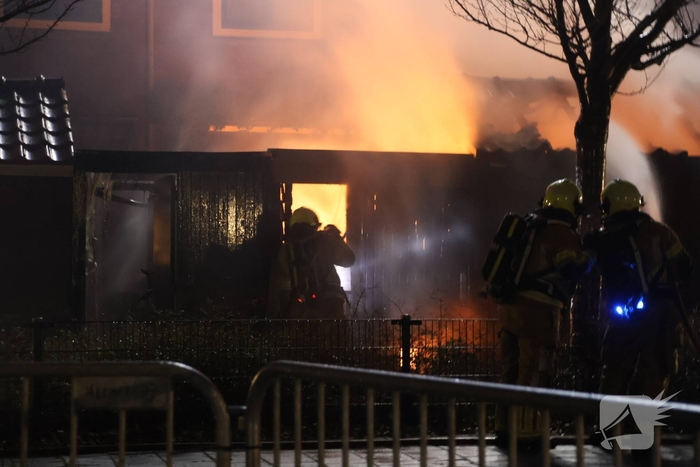 Brandweer bestrijdt brand in 3 schuren