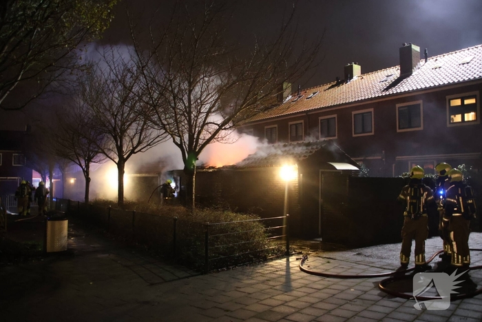 Brandweer bestrijdt brand in 3 schuren