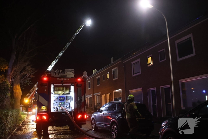 Brandweer bestrijdt brand in 3 schuren