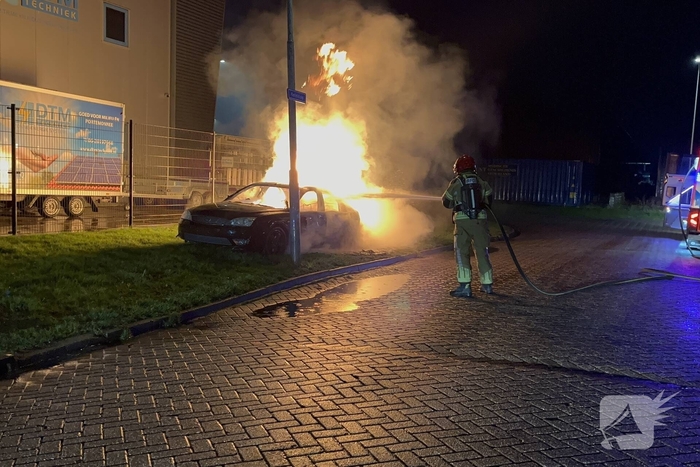 Auto volledig verwoest door brand